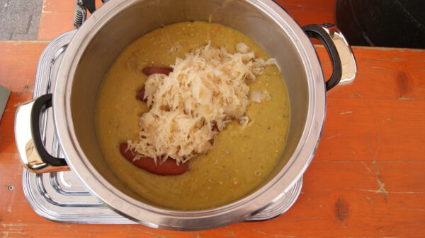 Erbsensuppe mit Wurst (mit/ohne Kraut)
